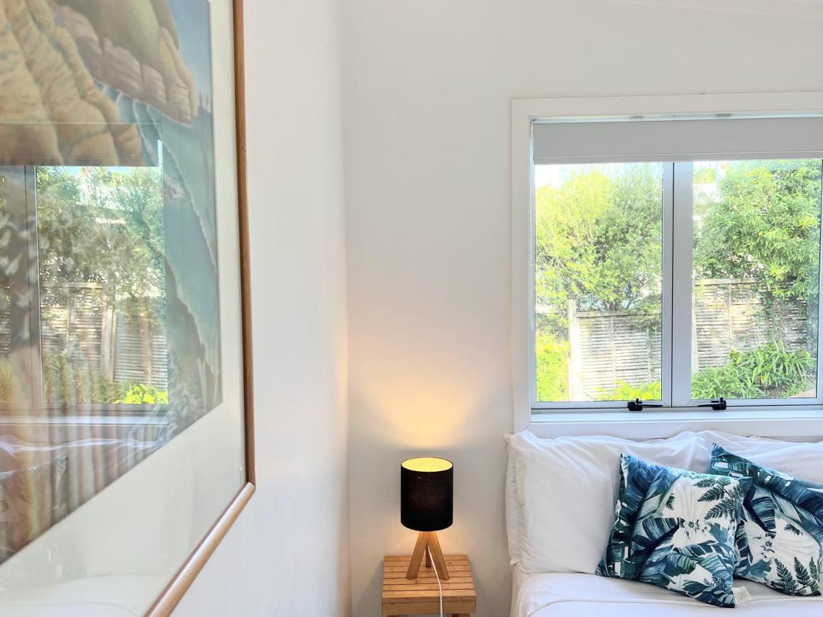 Tiri Cottage - Sea Views In Oneroa By Waiheke Unlimited Waiheke Island Exterior photo